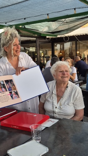 שושנה דודאי ברגע קבלת האלבום, שהוכן ביוזמת בתה טל כהפתעה
